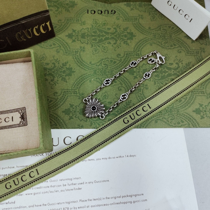 G*u*i bracelets